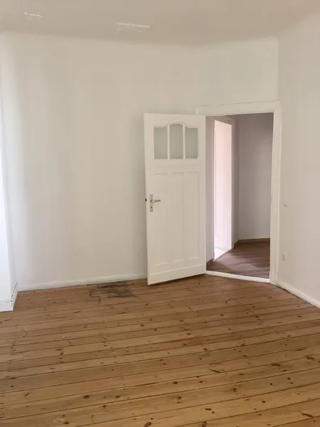 Altbaucharme - renovierte 2-Zimmer-Wohnung mit Balkon — photo 1